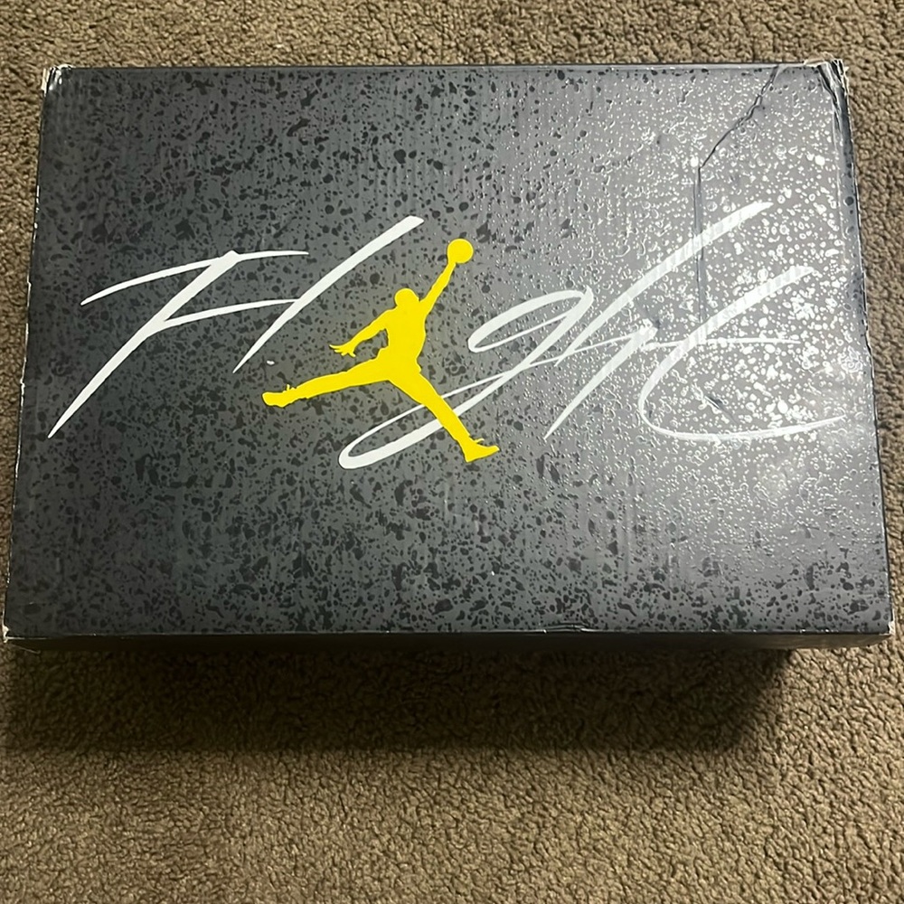 jordan 4 thunders (yellow)  , size 7.5 , great  condition